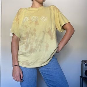 URBAN OUTFITTERS SMILEY DESERT TEE 💛😀💛